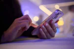 Cómo leer una ficha técnica de celular sin perderte entre siglas